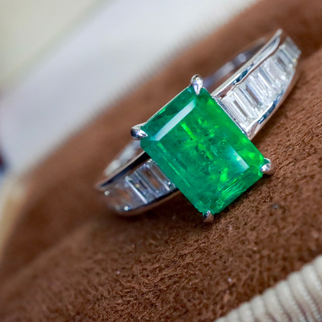 14k Gold 1.68 Ctw Vivid Green Natural Emerald & Diamond Ring - 4