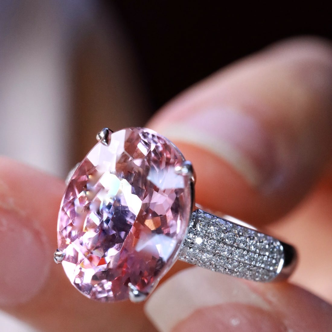 14k Gold 4.14 Ctw Natural Morganite & Diamond Ring: Ref:231118290 // gold content:14k gold // ring size:7. 25us // // main gemstone:morganite // shape:oval // carat weight:3. 93ct // color:pink // treatment:natural // // adjacent gemstone 2 :