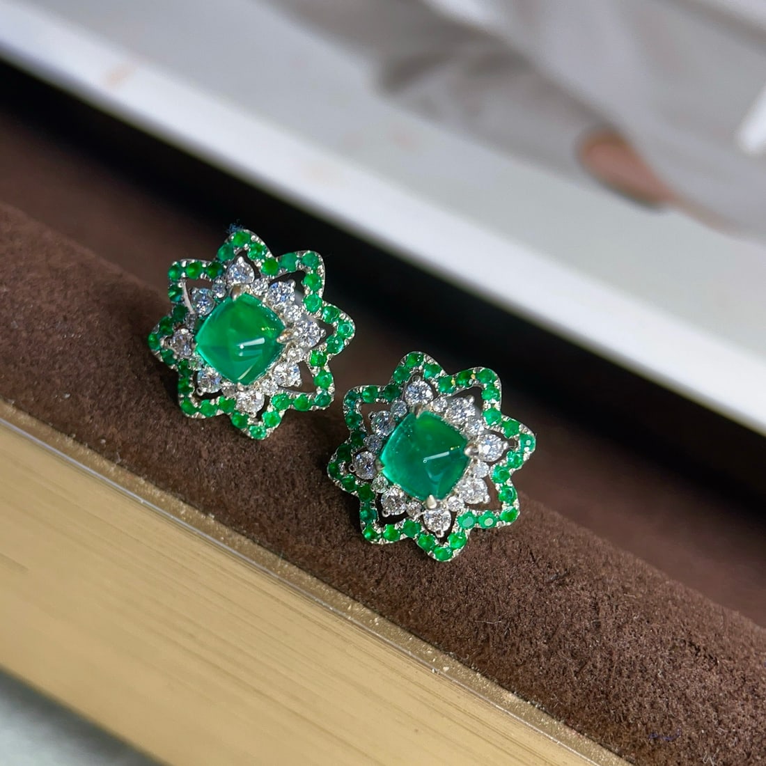 14k Gold 2.46 Ctw Natural Emerald & Diamond Earrings: Ref:231118291 // gold content:14k gold // main gemstone:emerald // shape:sugar-loaf // carat weight:1. 6ct // color:green // treatment:natural // // adjacent gemstone 2 : diamond // shape:round //