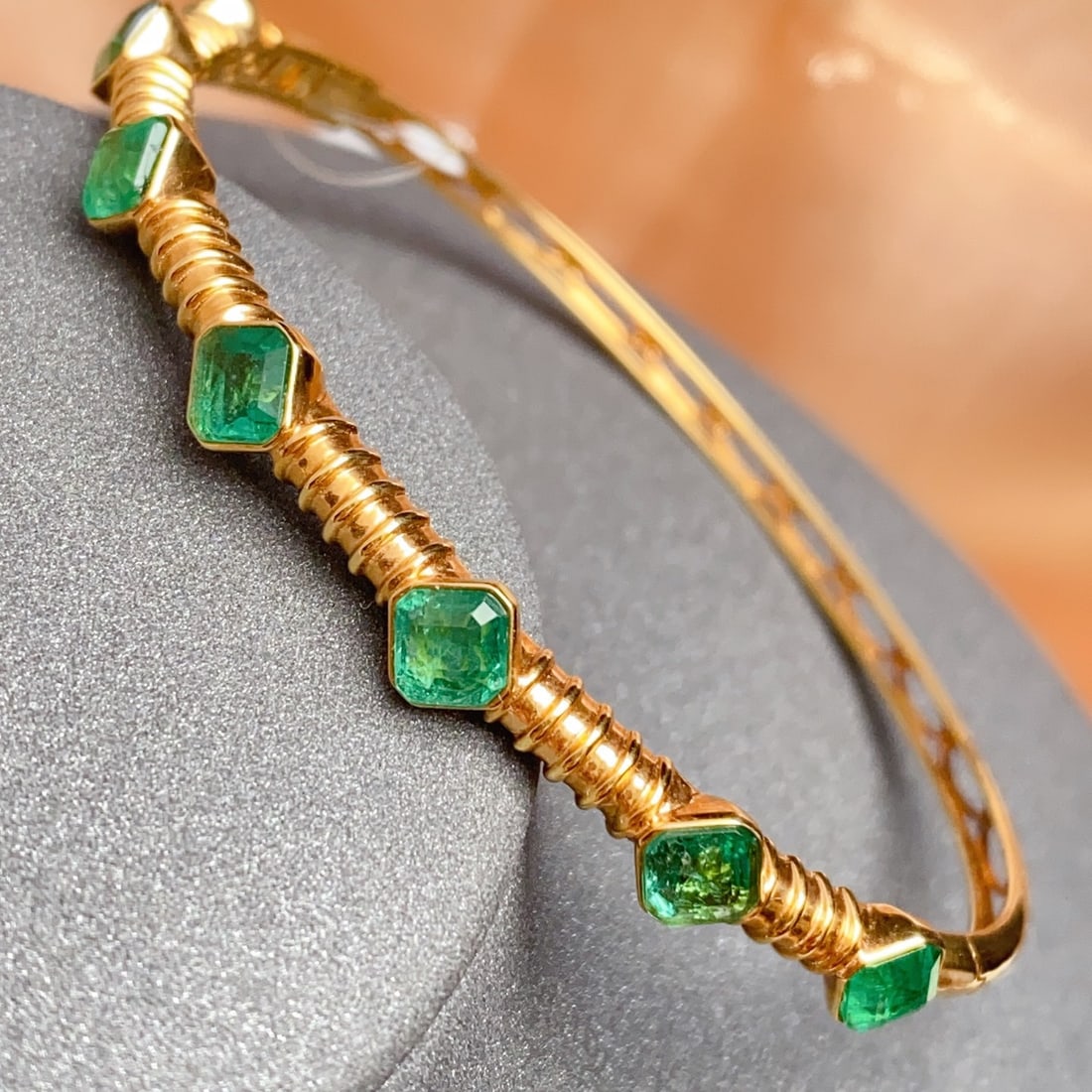 14k Gold 4.50 Ct Natural Emerald Bangle - 2