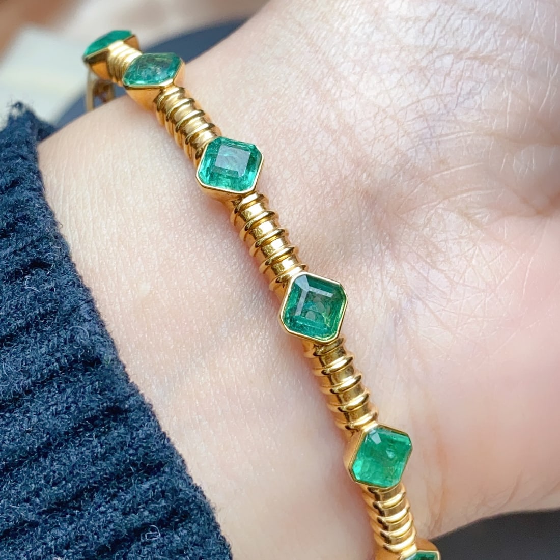 14k Gold 4.50 Ct Natural Emerald Bangle - 3