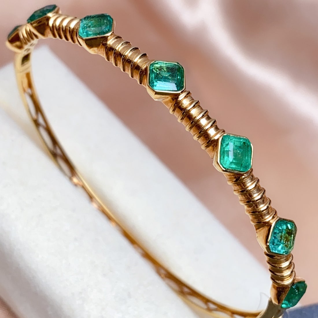 14k Gold 4.50 Ct Natural Emerald Bangle - 4