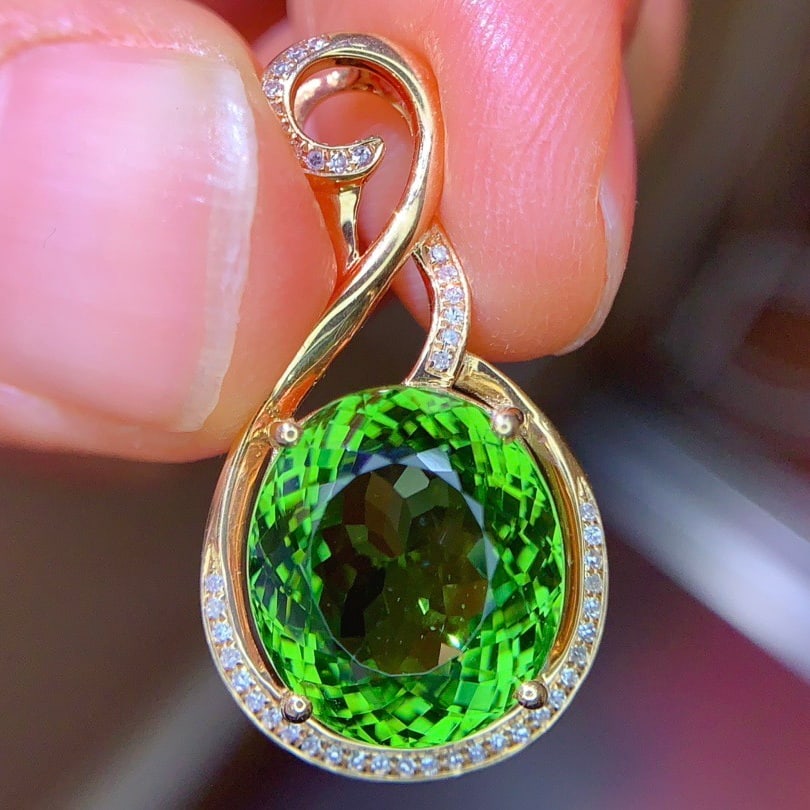 14k Gold 7.0 Ct Natural Tourmaline & Diamond Pendant( Without Chain ): Ref:231118345 // gold content:14k gold // main gemstone:tourmaline // shape:oval // carat weight:7. 0ct // color:green // treatment:natural // // adjacent gemstone 2 : diamond // shape:round //