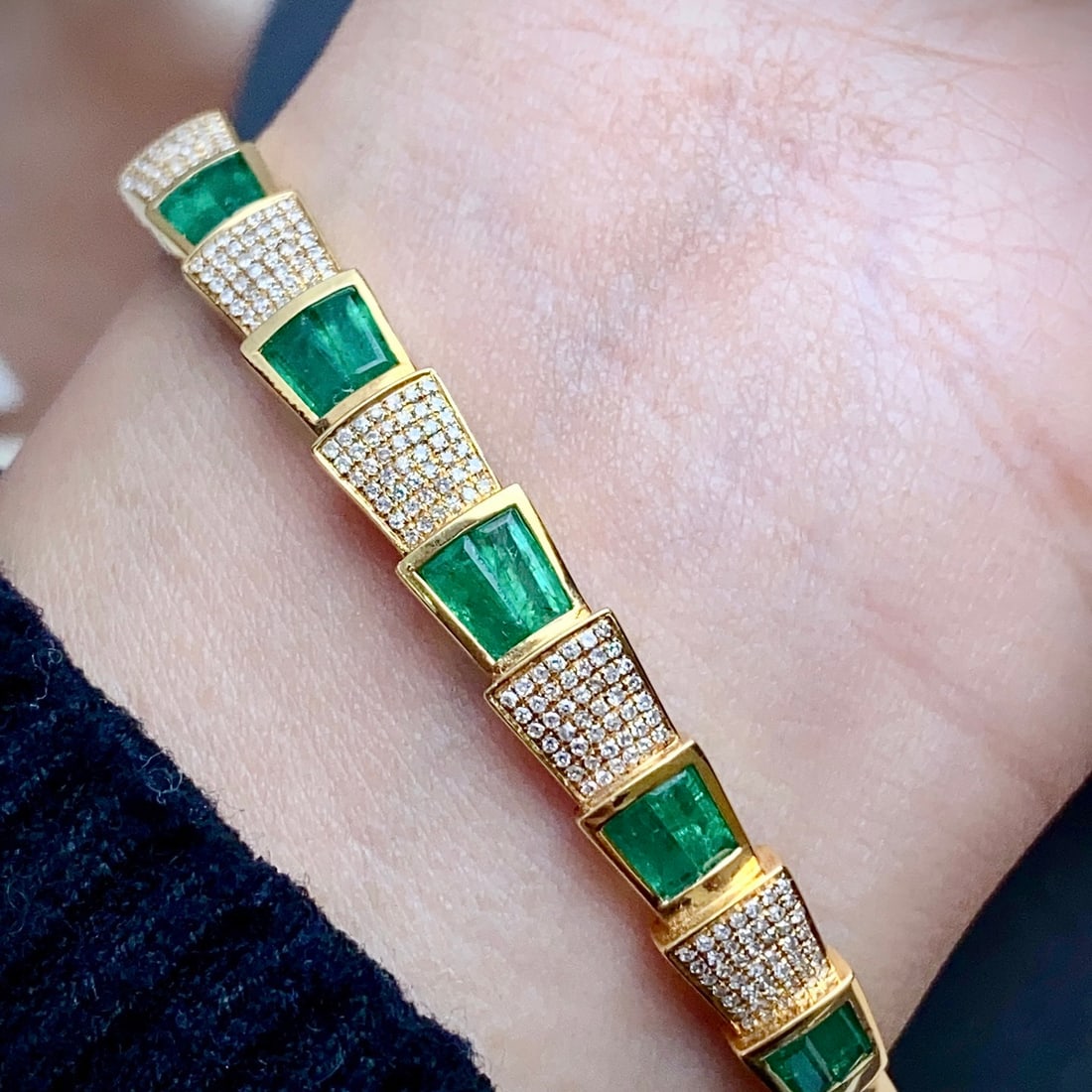 14k Gold 3.30 Ct Natural Emerald & Diamond Bangle - 5