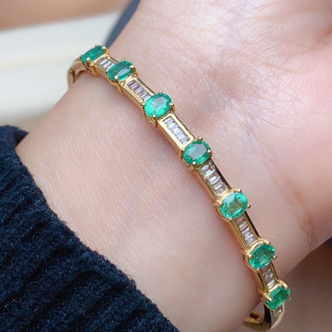 14k Gold 2.85 Ct Natural Emerald & Sapphire Bangle - 2