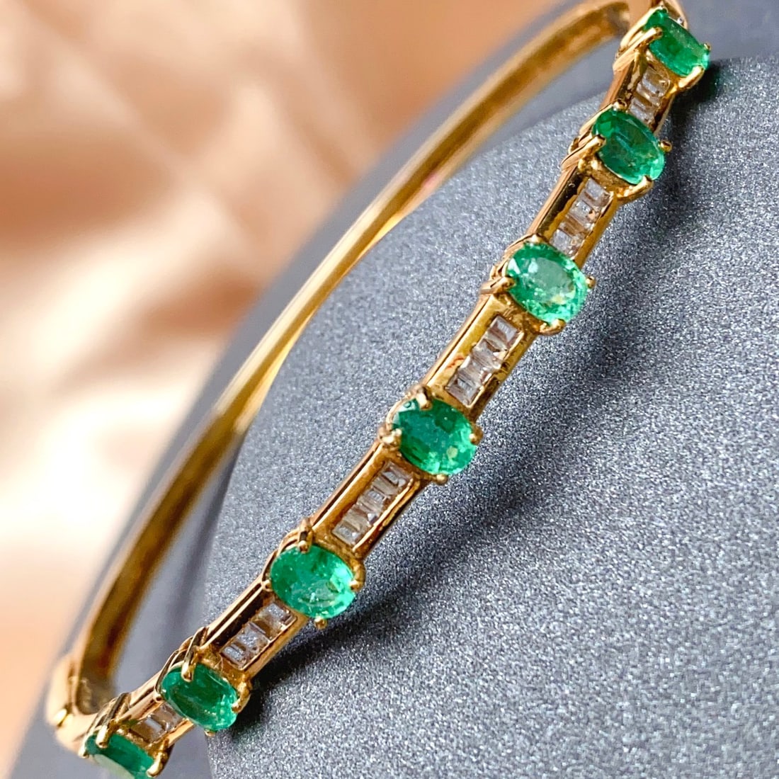14k Gold 2.85 Ct Natural Emerald & Sapphire Bangle - 6
