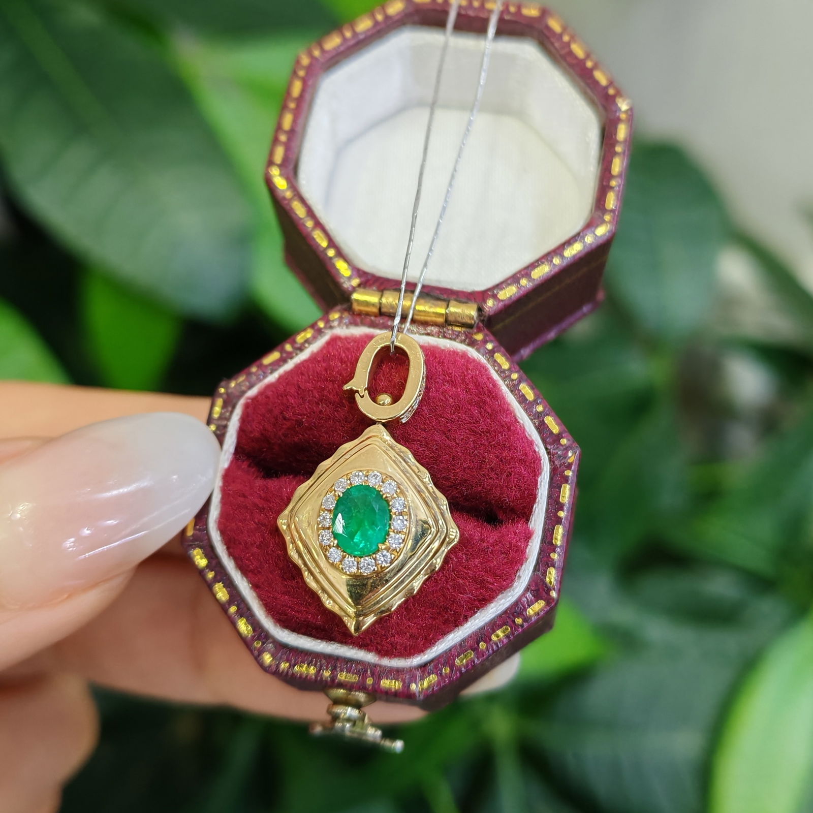 14k Gold 0.3 Ct Natural Emerald & Diamond Pendant( Without Chain ): Ref:231118400 // gold content:14k gold // main gemstone:emerald // shape:oval // carat weight:0. 3ct // color:green // treatment:natural // // adjacent gemstone 2 : diamond // shape:round //