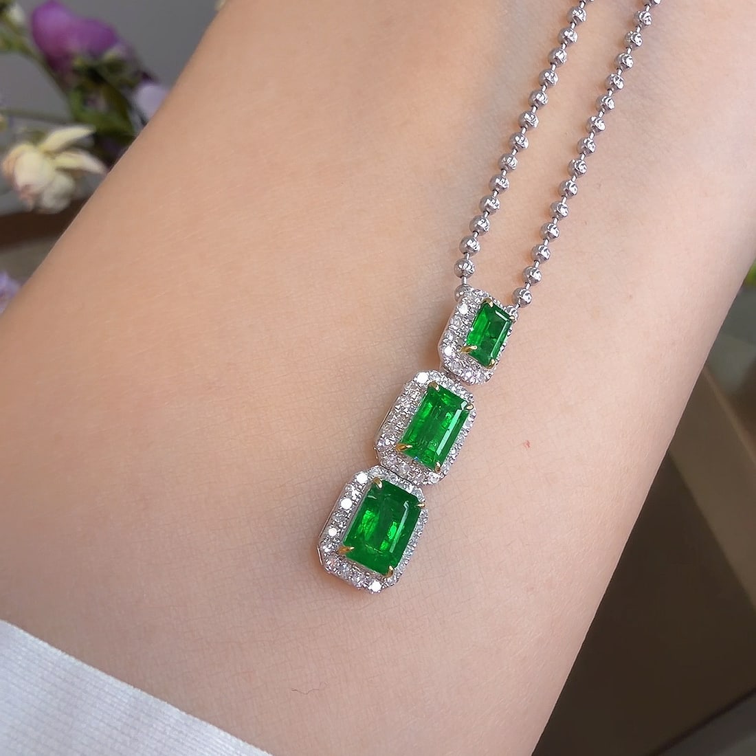 14k Gold 1.15 Ct Vivid Green Natural Emerald & Diamond Pendant( Without Chain ): Ref:231118401 // gold content:14k gold // main gemstone:emerald // shape:octagonal // carat weight:1. 15ct // color:vivid green // treatment:natural // // adjacent gemstone 2 : diamond //