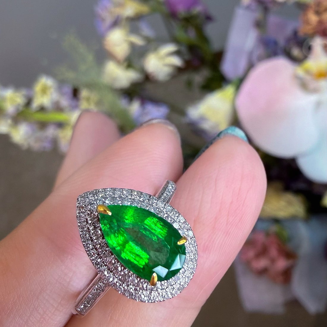 14k Gold 1.1 Ct Vivid Green Natural Emerald & Diamond Ring: Ref:231118424 // gold content:14k gold // ring size:7. 25us // // main gemstone:emerald // shape:pear // carat weight:1. 1ct // color:vivid green // treatment:natural // // adjacent gemstone 2 :