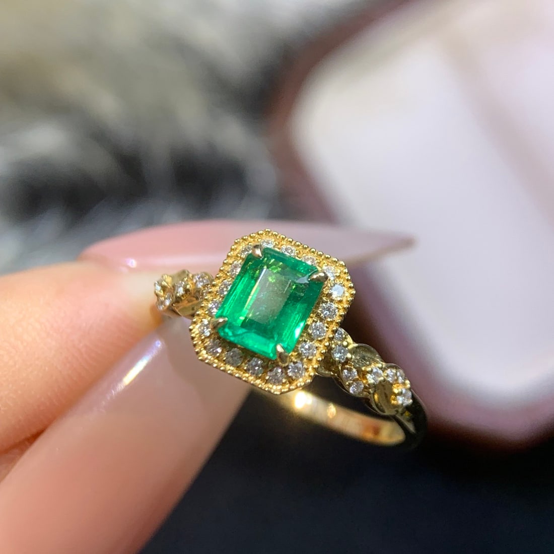 14k Gold 0.91 Ctw Natural Emerald & Diamond Ring: Ref:231118440 // gold content:14k gold // ring size:7. 25us // // main gemstone:emerald // shape:octagonal // carat weight:0. 73ct // color:green // treatment:natural // // adjacent gemstone 2 :