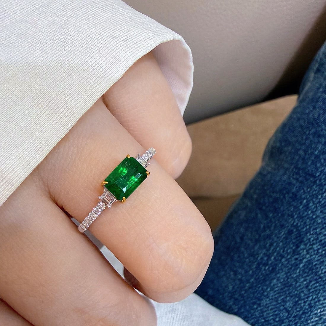 14k Gold 0.86 Ct Vivid Green Natural Emerald & Diamond Ring - 3