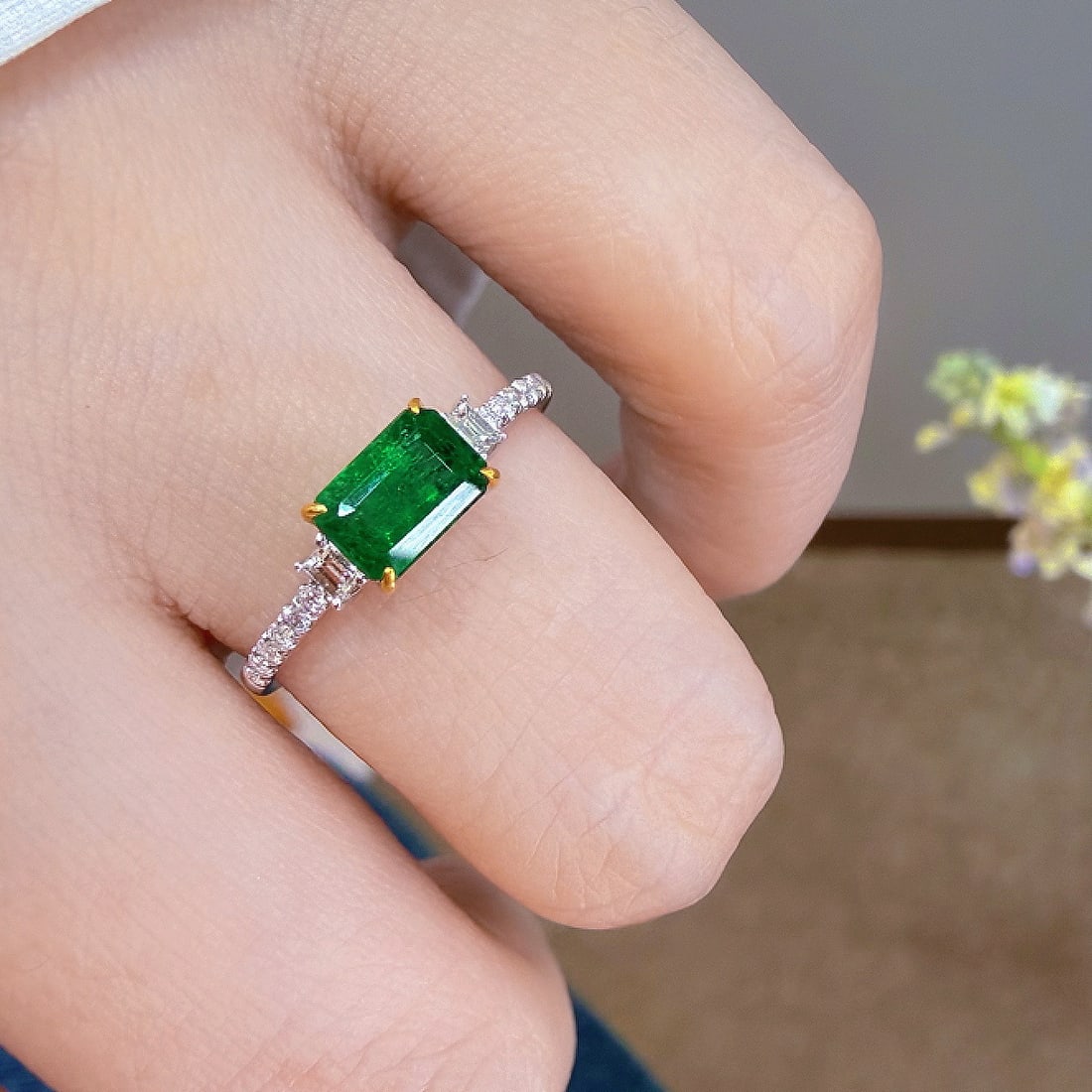 14k Gold 0.86 Ct Vivid Green Natural Emerald & Diamond Ring - 4