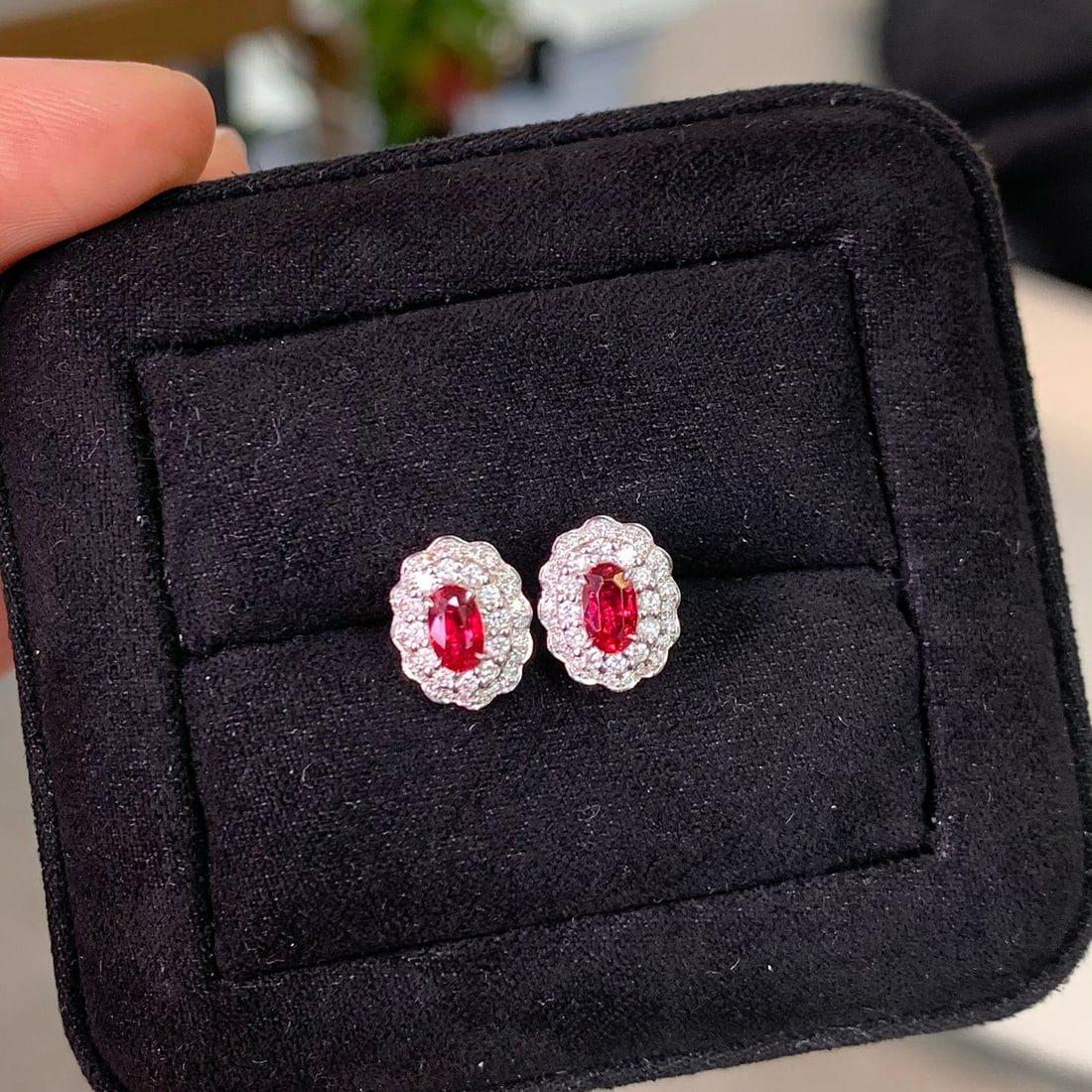 14k Gold 0.94 Ctw Natural Spinel & Diamond Earrings: Ref:230908443 // gold content:14k gold // main gemstone:spinel // shape:oval // carat weight:0. 61ct // color:red // treatment:natural // // adjacent gemstone 2 : diamond // shape:round // carat weigh