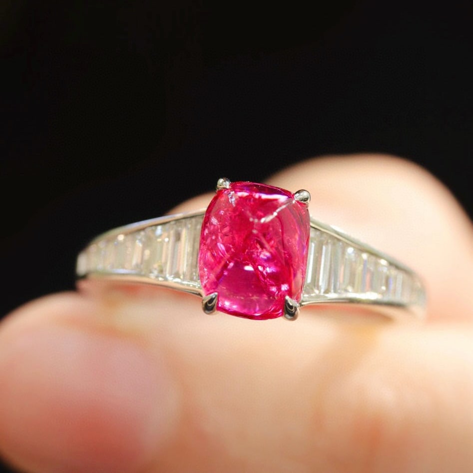 14k Gold 2.4 Ctw Natural Spinel & Diamond Ring: Ref:230915022 // gold content:14k gold // ring size:7. 25us // // main gemstone:spinel // shape:suger-loaf // carat weight:2ct // color:red // treatment:natural // // adjacent gemstone 2 : diamond //