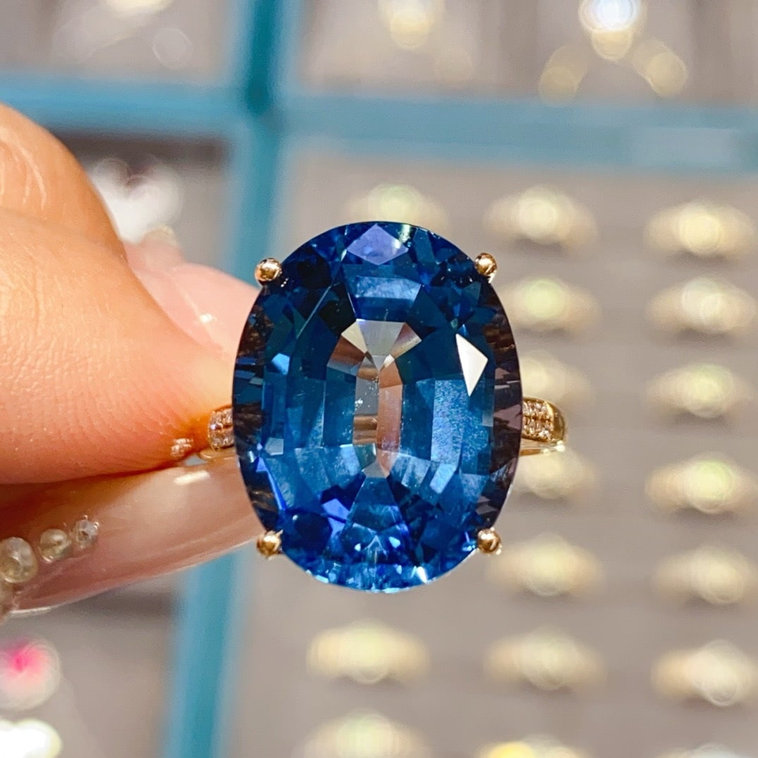 14k Gold 13.40 Ctw Natural Topaz & Diamond Ring: Ref:230921118 // gold content:14k gold // ring size:7. 25us // // main gemstone:topaz // shape:oval // carat weight:13. 35ct // color:blue // treatment:natural // // adjacent gemstone 2 : diamond // s