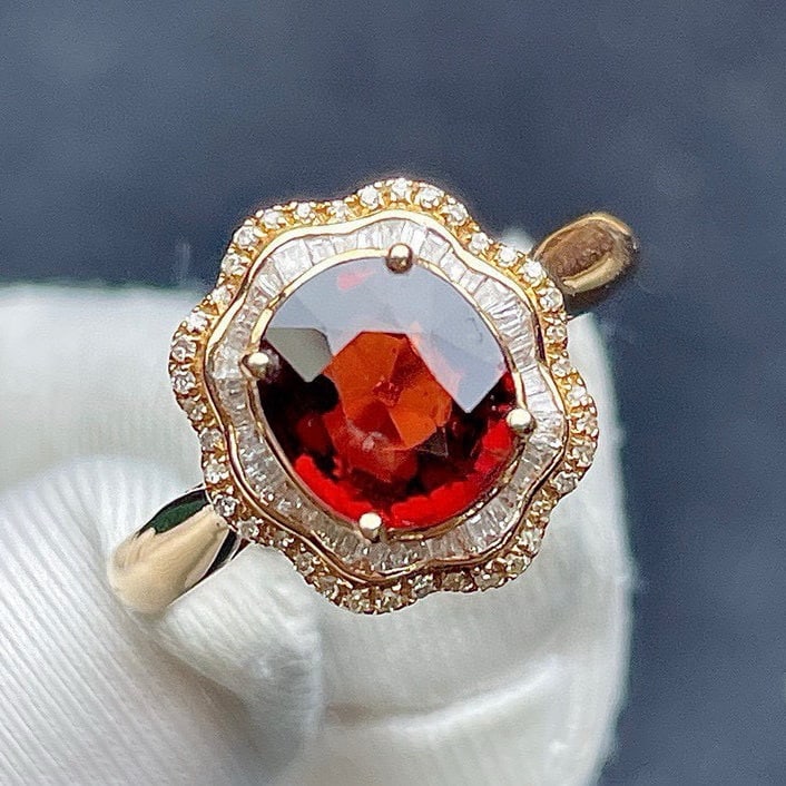 14k Gold 2.68 Ct Natural Spinel & Diamond Ring: Ref:230923149 // gold content:14k gold // ring size:7. 25us // // main gemstone:spinel // shape:oval // carat weight:2. 68ct // color:red // treatment:natural // // adjacent gemstone 2 : diamond // sh