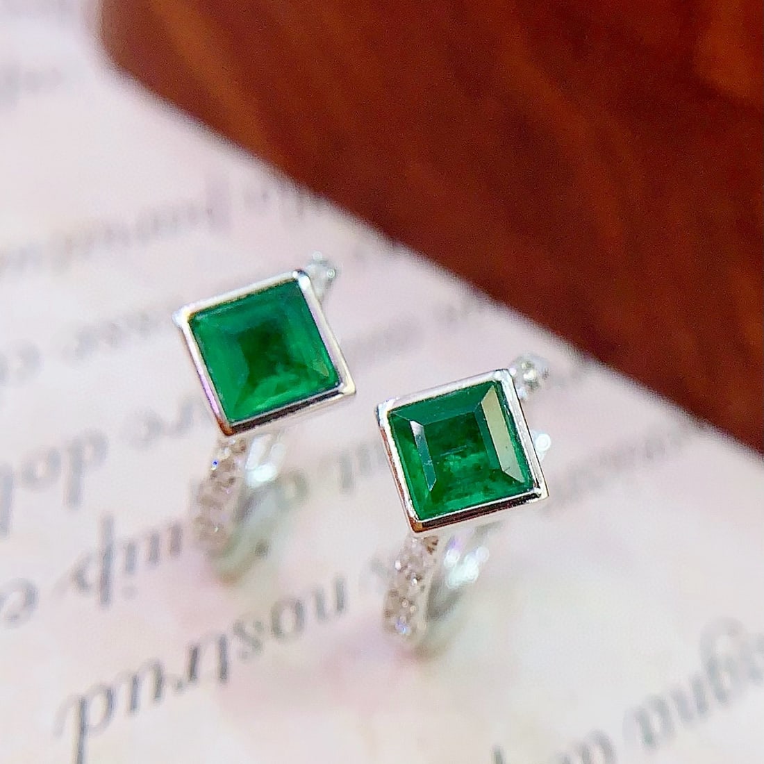 14k Gold 1 Ct Natural Emerald & Diamond Earrings: Ref:230975017 // gold content:14k gold // main gemstone:emerald // shape:square // carat weight:1ct // color:green // treatment:natural // // adjacent gemstone 2 : diamond // number of stones:12 //