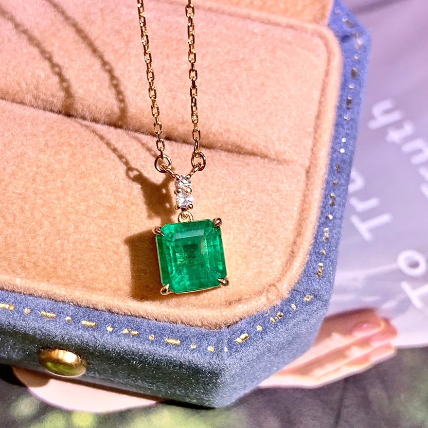 14k Gold 1.41 Ctw Vivid Green Natural Emerald & Diamond Necklace: Ref:230975048 // gold content:14k gold // main gemstone:emerald // shape:octagonal // carat weight:1. 38ct // color:vivid green // treatment:natural // // adjacent gemstone 2 : diamond // number of