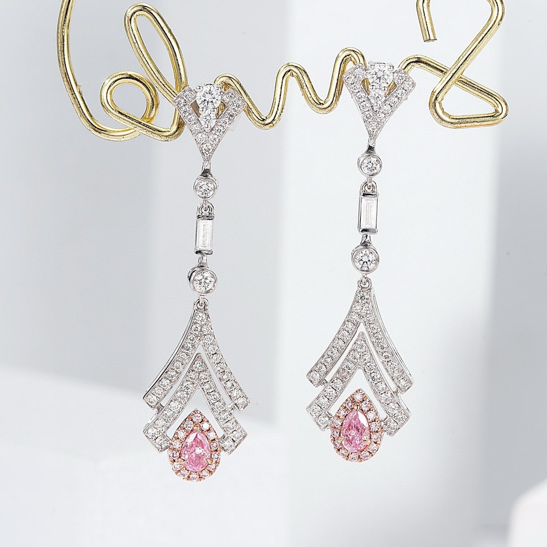 14k Gold 0.95 Ctw Natural Pink Diamond & Diamond Earrings: Ref:230975099 // gold content:14k gold // main gemstone:pink diamond // shape:pear // carat weight:0. 26ct // color:pink // treatment:natural // // adjacent gemstone 2 : diamond // shape:multiply