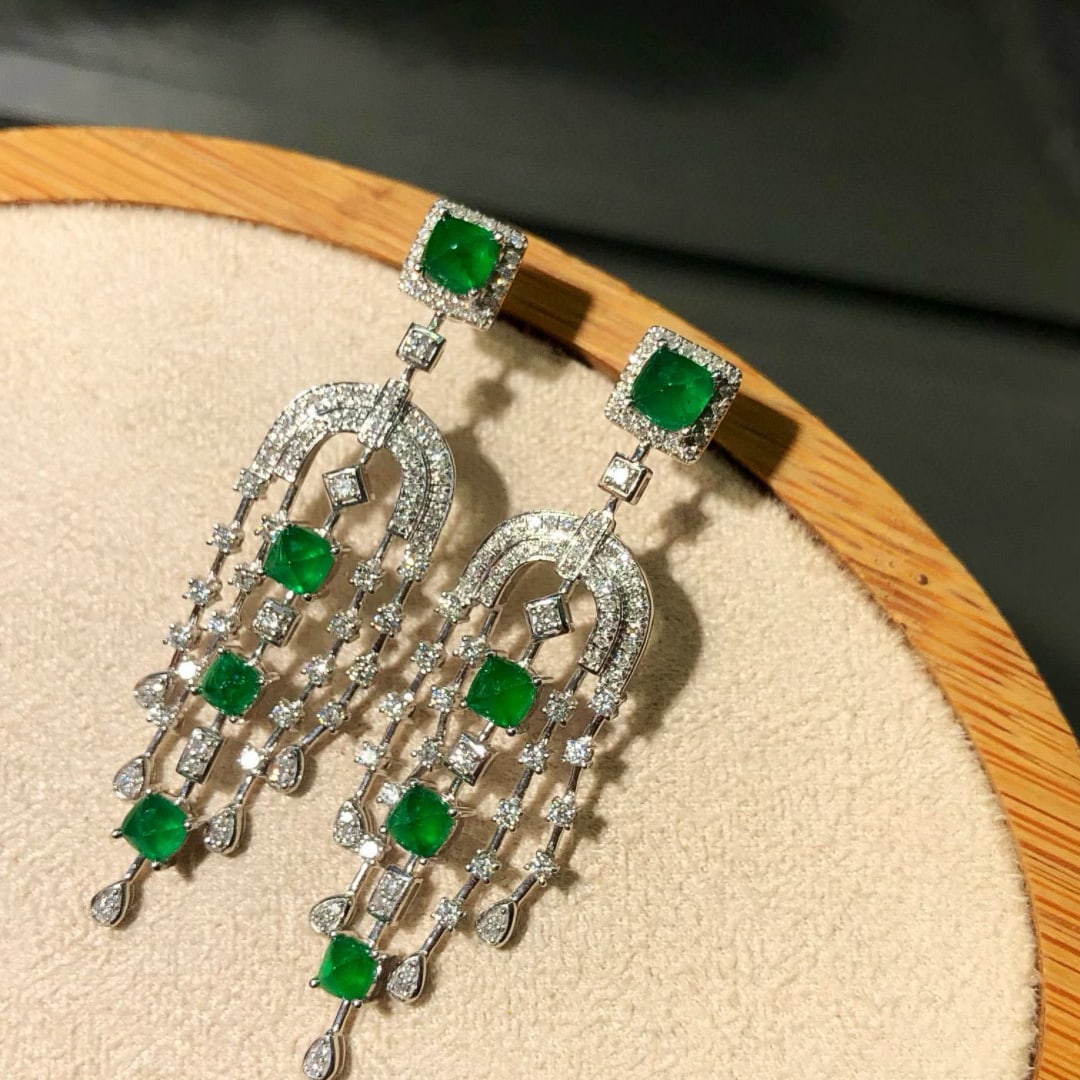 14k Gold 3.70 Ctw Vivid Green Natural Emerald & Diamond Earrings: Ref:230975101 // gold content:14k gold // main gemstone:emerald // shape:suger-loaf // carat weight:2. 52ct // color:vivid green // treatment:natural // // adjacent gemstone 2 : diamond // shape:round