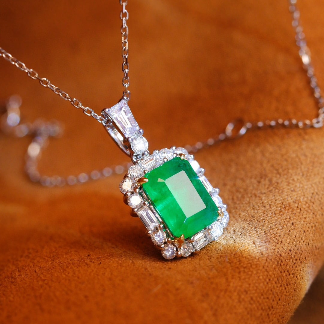 14k Gold 1.88 Ctw Vivid Green Natural Emerald & Diamond Necklace: Ref:230975109 // gold content:14k gold // main gemstone:emerald // shape:octagonal // carat weight:1. 38ct // color:vivid green // treatment:natural // // adjacent gemstone 2 : diamond //