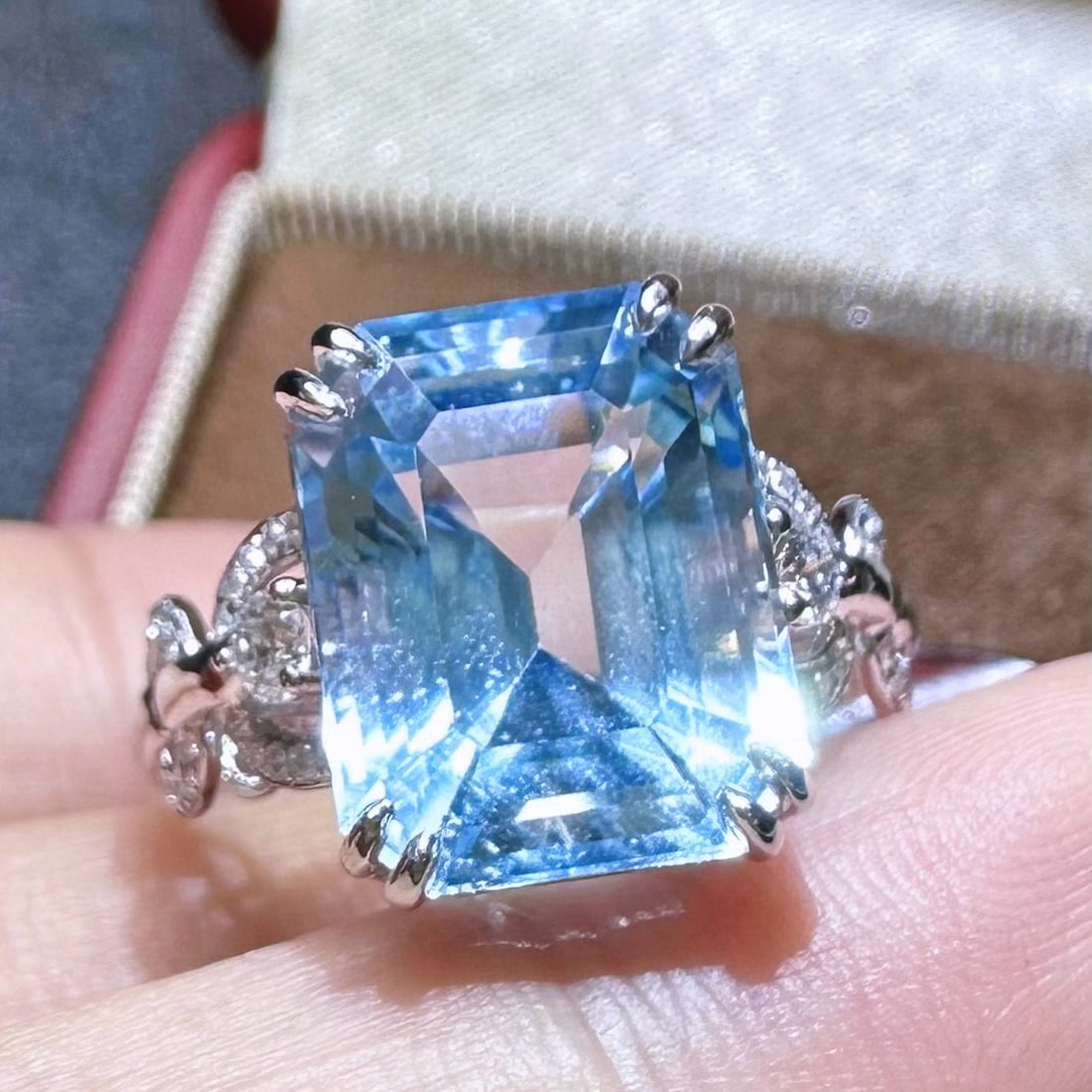 14k Gold 6.47 Ctw Natural Aquamarine & Diamond Ring: Ref:230975125 // gold content:14k gold // ring size:7. 25us // // main gemstone:aquamarine // shape:octagonal // carat weight:6. 23ct // color:santa maria color // treatment:natural // // adjacent