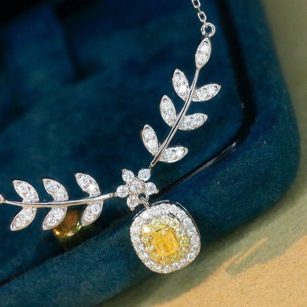 14k Gold 0.5 Ct Natural Color Diamond Necklace: Ref:230975135 // gold content:14k gold // main gemstone:diamond // shape:multiply // carat weight:0. 5ct // clarity grade:vs-si // color:color // treatment:natural // Low Estimate: 2600Condition: