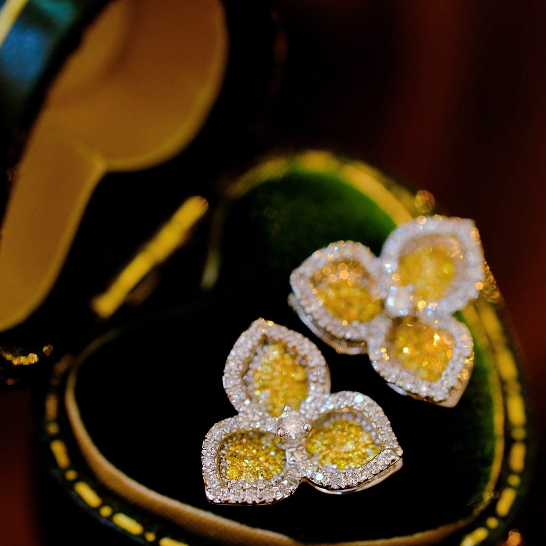 14k Gold 0.9 Ct Natural Color Diamond Earrings: Ref:230975138 // gold content:14k gold // main gemstone:diamond // shape:round // carat weight:0. 9ct // clarity grade:vs-si // color:color // treatment:natural // cut grade:g // High Estimate: