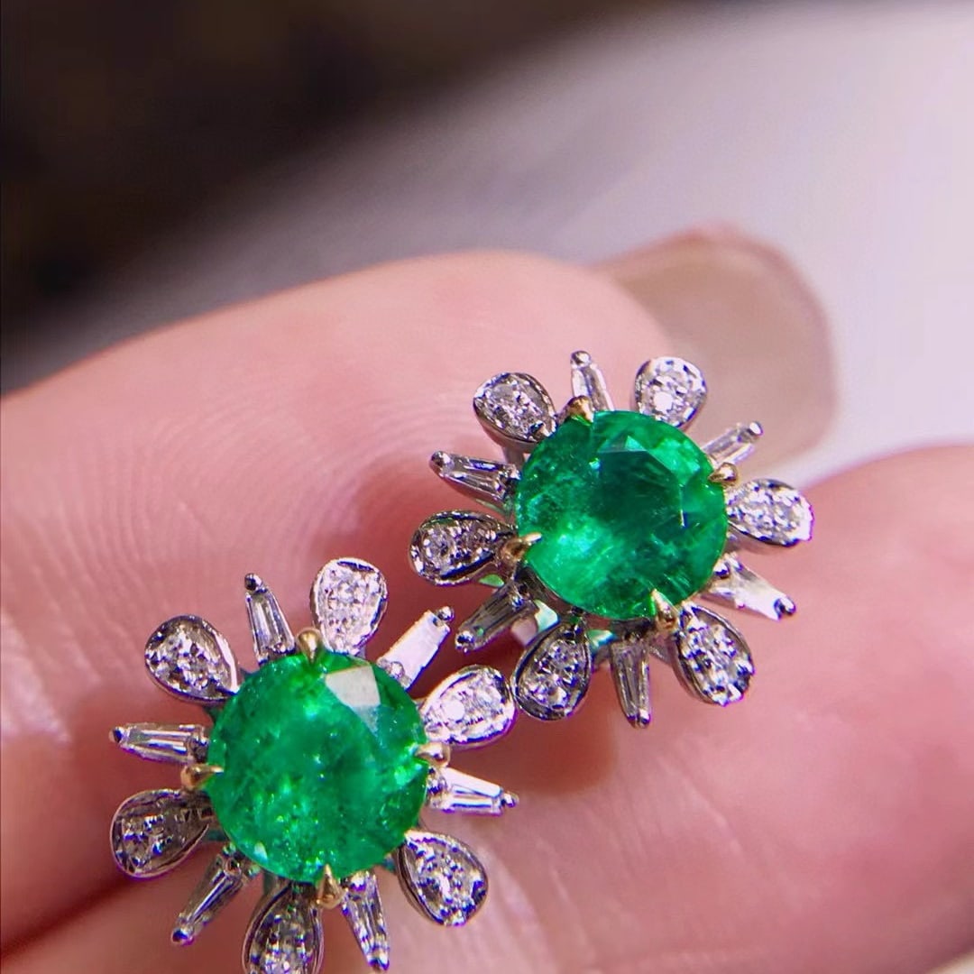 14k Gold 1.6 Ct Vivid Green Natural Emerald & Diamond Earrings: Ref:230975155 // gold content:14k gold // main gemstone:emerald // shape:round // carat weight:1. 6ct // color:vivid green // treatment:natural // cut grade:g // // adjacent gemstone 2 : diamond //