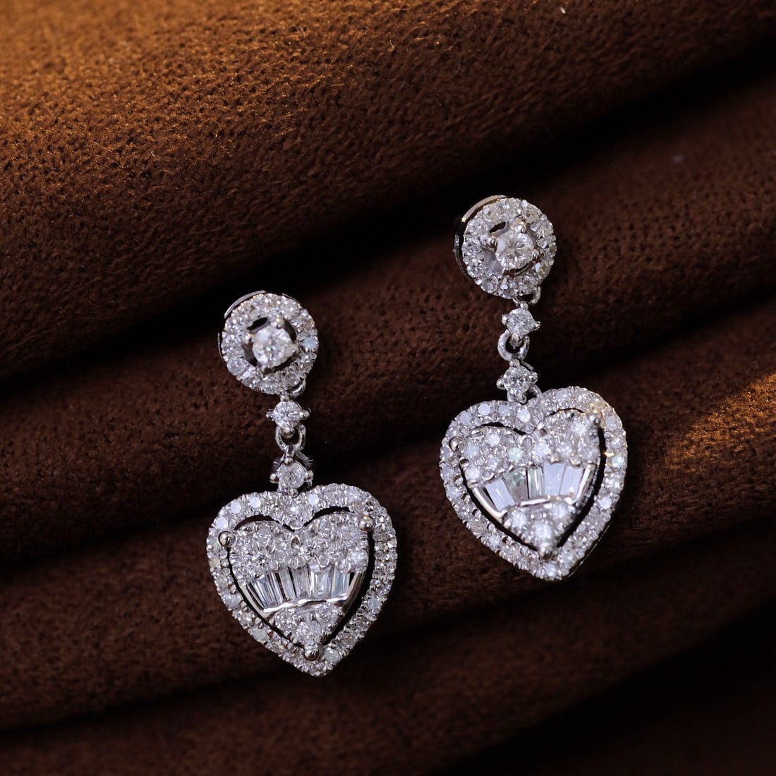 14k Gold 0.6 Ct Natural H Diamond Earrings: Ref:230975158 // gold content:14k gold // main gemstone:diamond // shape:multiply // carat weight:0. 6ct // clarity grade:vs-si // color:h // treatment:natural // High Estimate: 3000Condition: