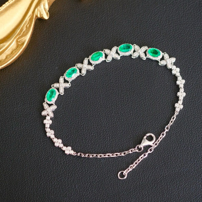 14k Gold 1.6 Ctw Vivid Green Natural Emerald & Diamond Bracelet: Ref:230975159 // gold content:14k gold // main gemstone:emerald // shape:oval // carat weight:1ct // color:vivid green // treatment:natural // // adjacent gemstone 2 : diamond // shape:round //