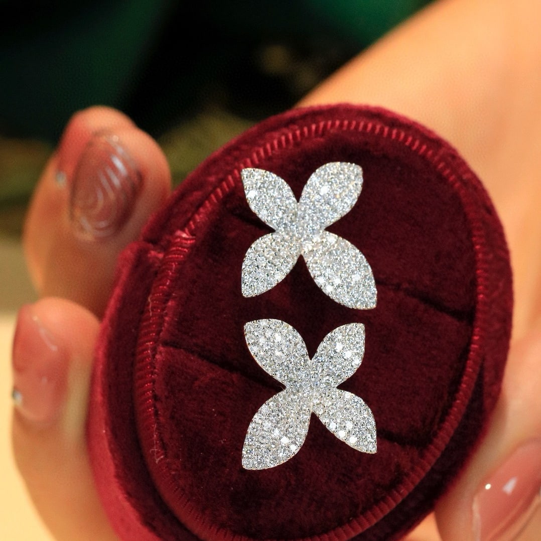 14k Gold 1.4 Ct Natural H Diamond Earrings: Ref:230975161 // gold content:14k gold // main gemstone:diamond // shape:round // carat weight:1. 4ct // clarity grade:vs-si // color:h // treatment:natural // cut grade:g // Low Estimate: