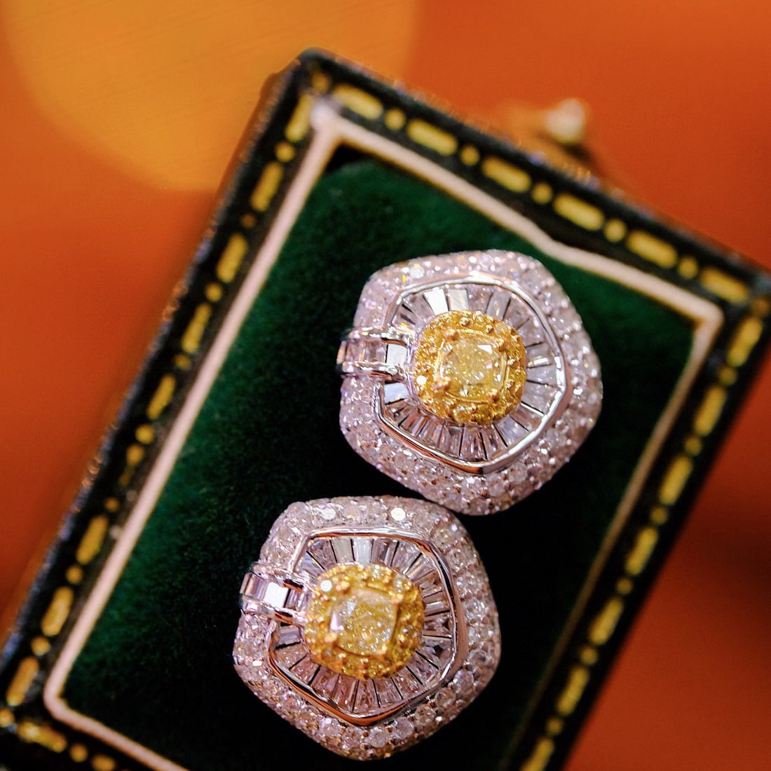 14k Gold 1 Ct Natural Color Diamond Earrings: Ref:230975163 // gold content:14k gold // main gemstone:diamond // shape:multiply // carat weight:1ct // clarity grade:vs-si // color:color // treatment:natural // High Estimate: 4300Condition: