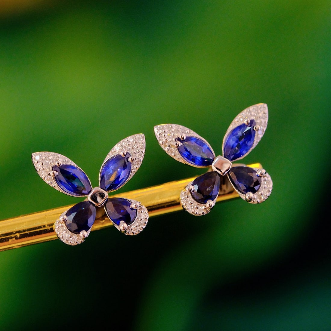14k Gold 1.48 Ct Natural Sapphire & Diamond Earrings: Ref:230975165 // gold content:14k gold // main gemstone:sapphire // shape:multiply // carat weight:1. 48ct // color:blue // treatment:natural // // adjacent gemstone 2 : diamond // shape:round //