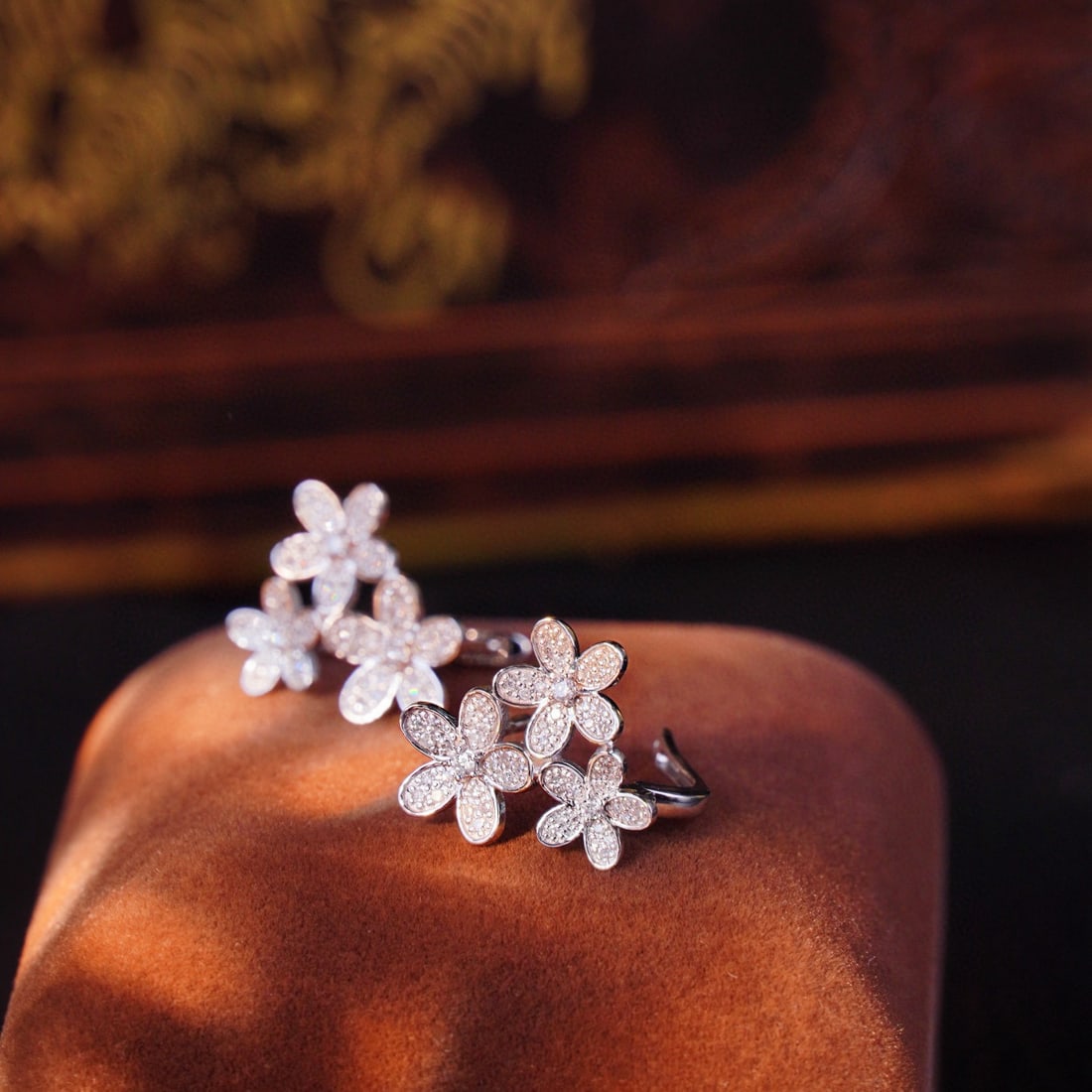 14k Gold 0.6 Ct Natural H Diamond Earrings: Ref:230975205 // gold content:14k gold // main gemstone:diamond // shape:round // carat weight:0. 6ct // clarity grade:vs-si // color:h // treatment:natural // cut grade:g // Low Estimate: 2600High