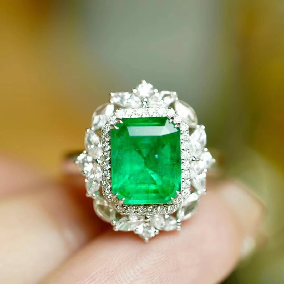 14k Gold 4.05 Ctw Vivid Green Natural Emerald & Diamond Ring: Ref:230975246 // gold content:14k gold // ring size:7. 25us // // main gemstone:emerald // shape:octagonal // carat weight:3ct // color:vivid green // treatment:natural // // adjacent gemstone 2 :