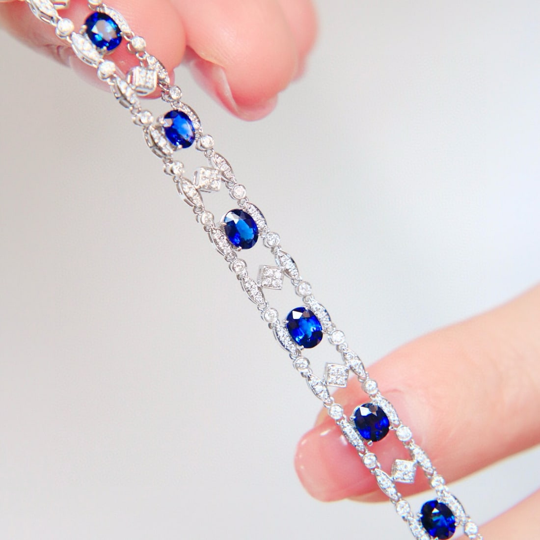 14k Gold 3.85 Ctw Natural Sapphire & Diamond Bracelet: Ref:230976005 // gold content:14k gold // main gemstone:sapphire // shape:oval // carat weight:3ct // color:royal blue // treatment:natural // // adjacent gemstone 2 : diamond // shape:round //