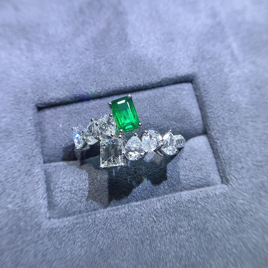 14k Gold 1.75 Ctw Vivid Green Natural Emerald & Diamond Ring: Ref:230976024 // gold content:14k gold // ring size:7. 25us // // main gemstone:emerald // shape:octagonal // carat weight:0. 44ct // color:vivid green // treatment:natural // // adjacent gemstone