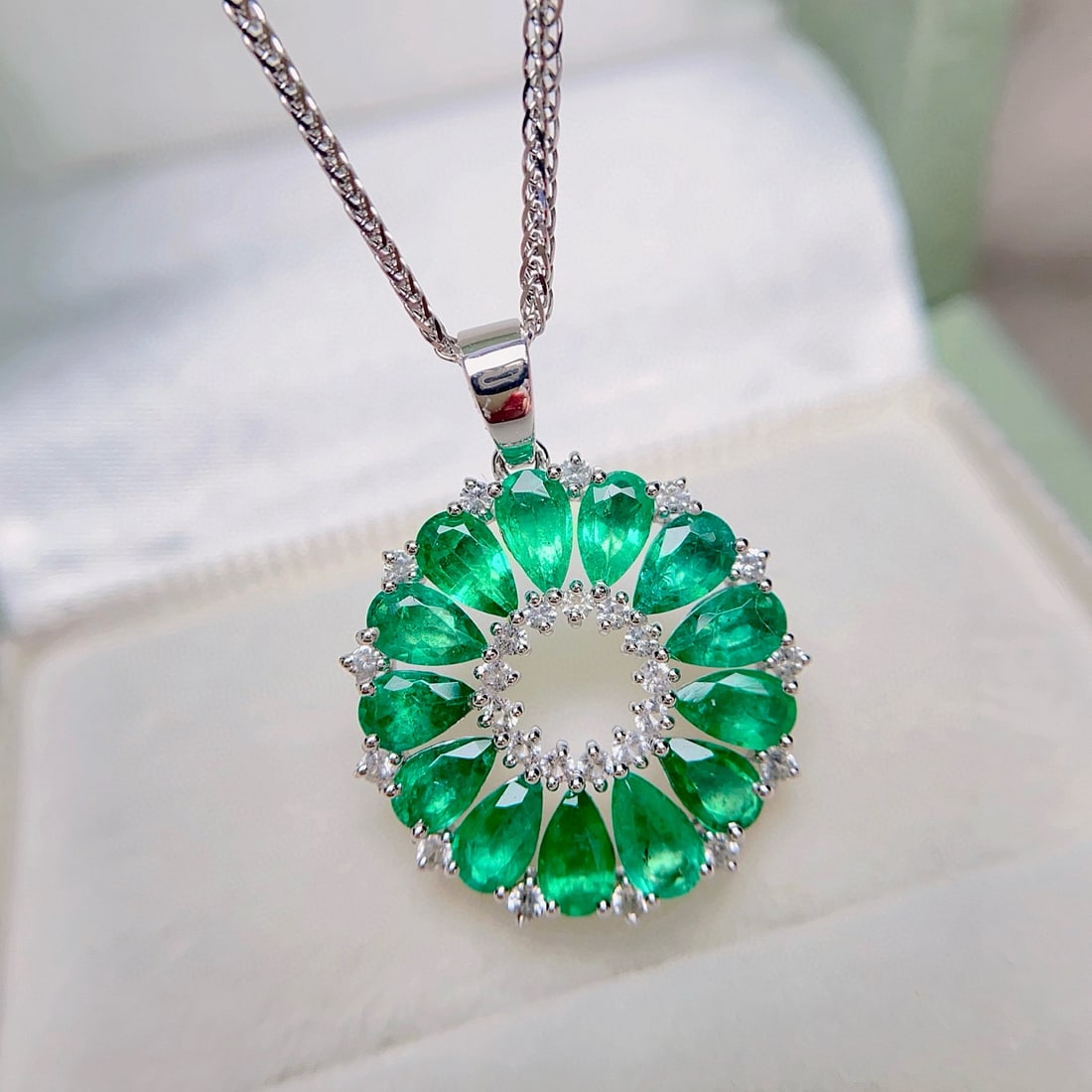14k Gold 3.00 Ct Natural Emerald & Sapphire Pendant( Without Chain ): Ref:230976066 // gold content:14k gold // main gemstone:emerald // shape:pear // carat weight:3. 00ct // color:green // treatment:natural // // adjacent gemstone 2 : sapphire // number of stones:20