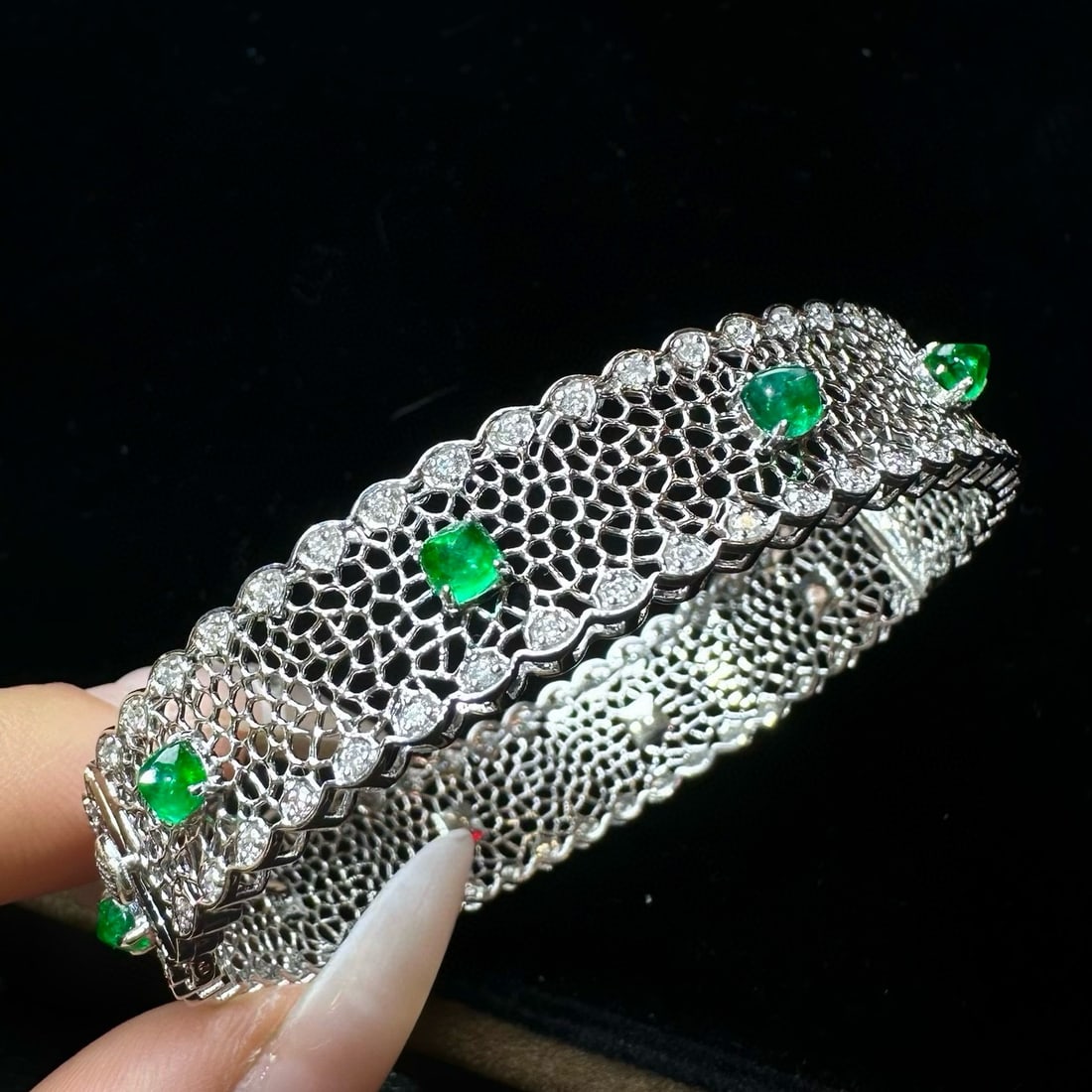 14k Gold 3.40 Ctw Vivid Green Natural Emerald & Diamond Bangle: Ref:230976067 // gold content:14k gold // main gemstone:emerald // shape:suger-loaf // carat weight:2. 45ct // color:vivid green // treatment:natural // // adjacent gemstone 2 : diamond //