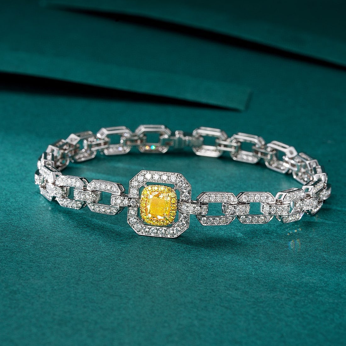 14k Gold 2.57 Ctw Natural Yellow Diamond & Diamond Bracelet: Ref:230976069 // gold content:14k gold // main gemstone:yellow diamond // shape:cushion // carat weight:1. 00ct // color:yellow // treatment:natural // // adjacent gemstone 2 : diamond // shape:round