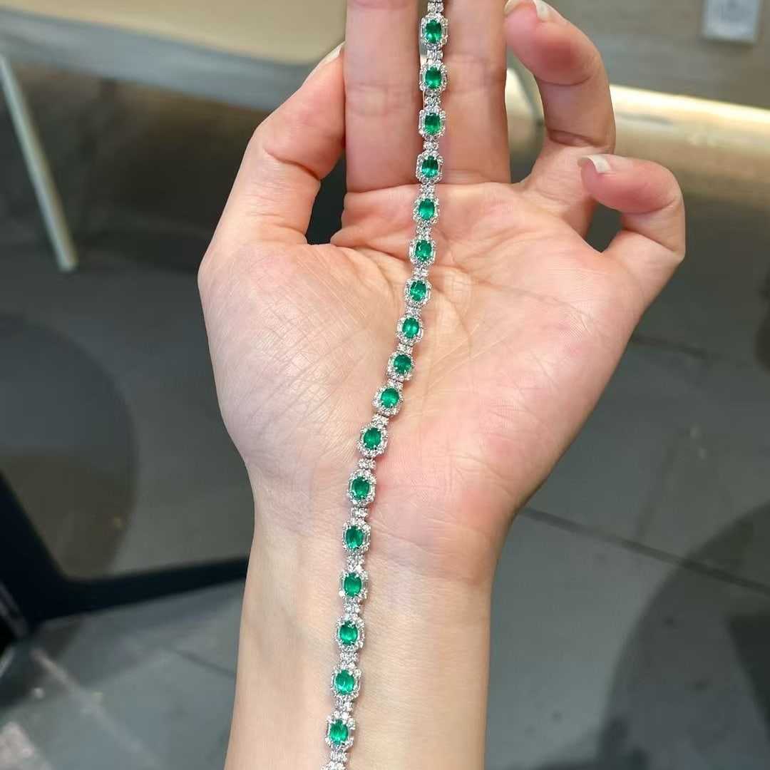 14k Gold 5.69 Ctw Natural Emerald & Diamond Bracelet: Ref:230976101 // gold content:14k gold // main gemstone:emerald // shape:oval // carat weight:3. 69ct // color:green // treatment:natural // // adjacent gemstone 2 : diamond // shape:multiply //