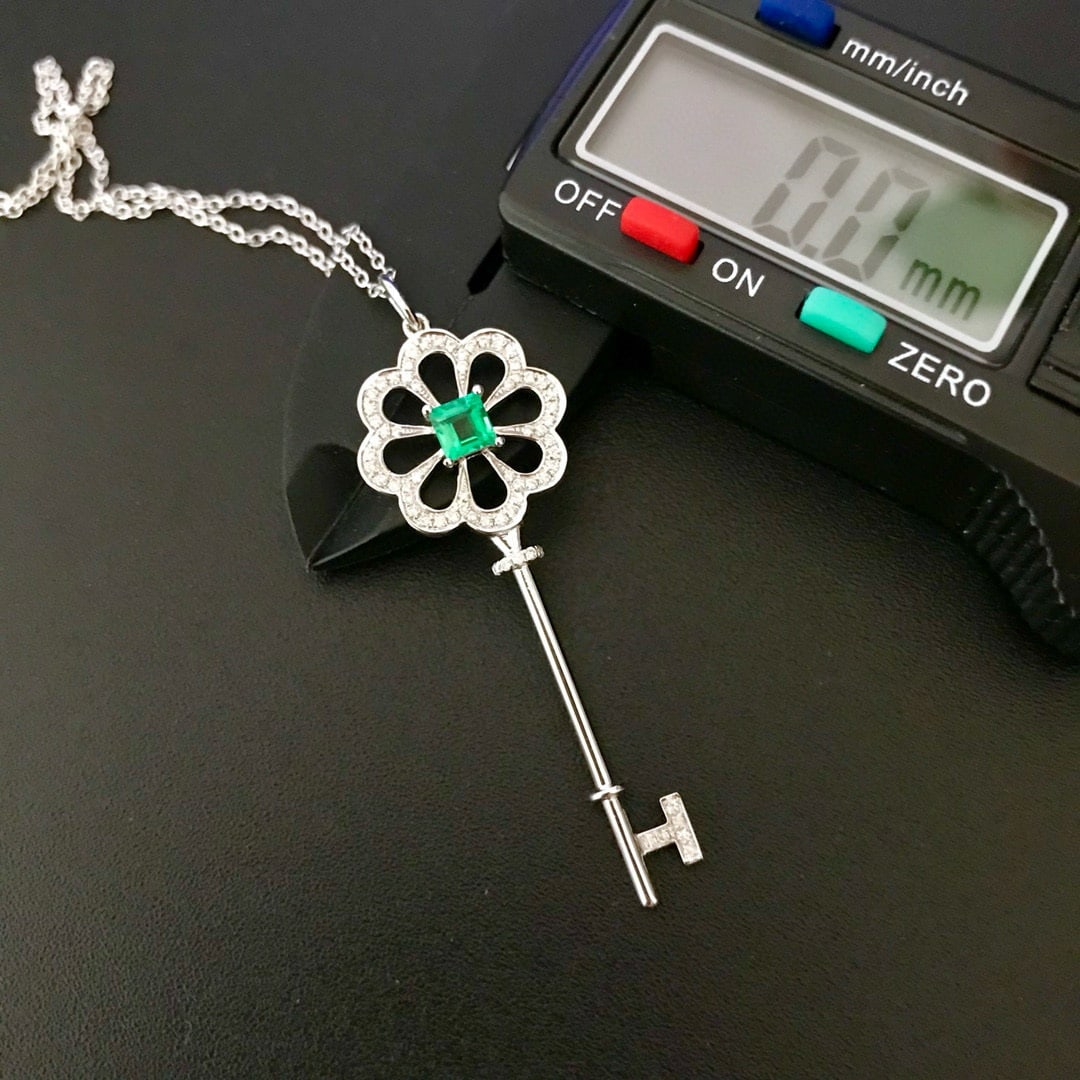 14k Gold 0.43 Ctw Natural Emerald & Diamond Necklace: Ref:230976131 // gold content:14k gold // main gemstone:emerald // shape:square // carat weight:0. 27ct // color:green // treatment:natural // // adjacent gemstone 2 : diamond // shape:round //