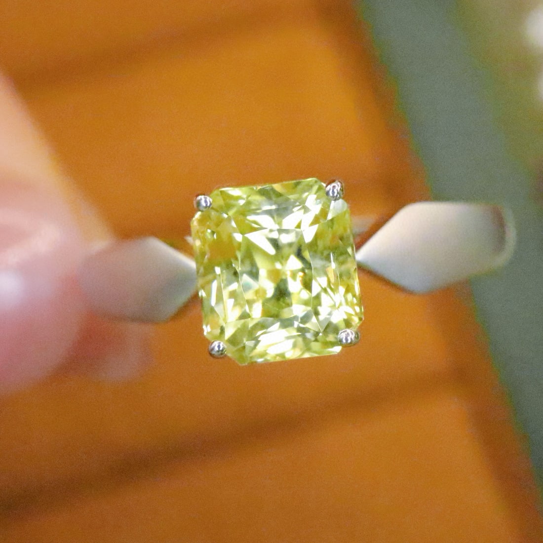 14k Gold 1.63 Ct Natural Chrysoberyl Ring: Ref:230976158 // gold content:14k gold // ring size:7. 25us // // main gemstone:chrysoberyl // shape:octagonal // carat weight:1. 63ct // color:yellow // treatment:natural // High Estimate: 5300 Low