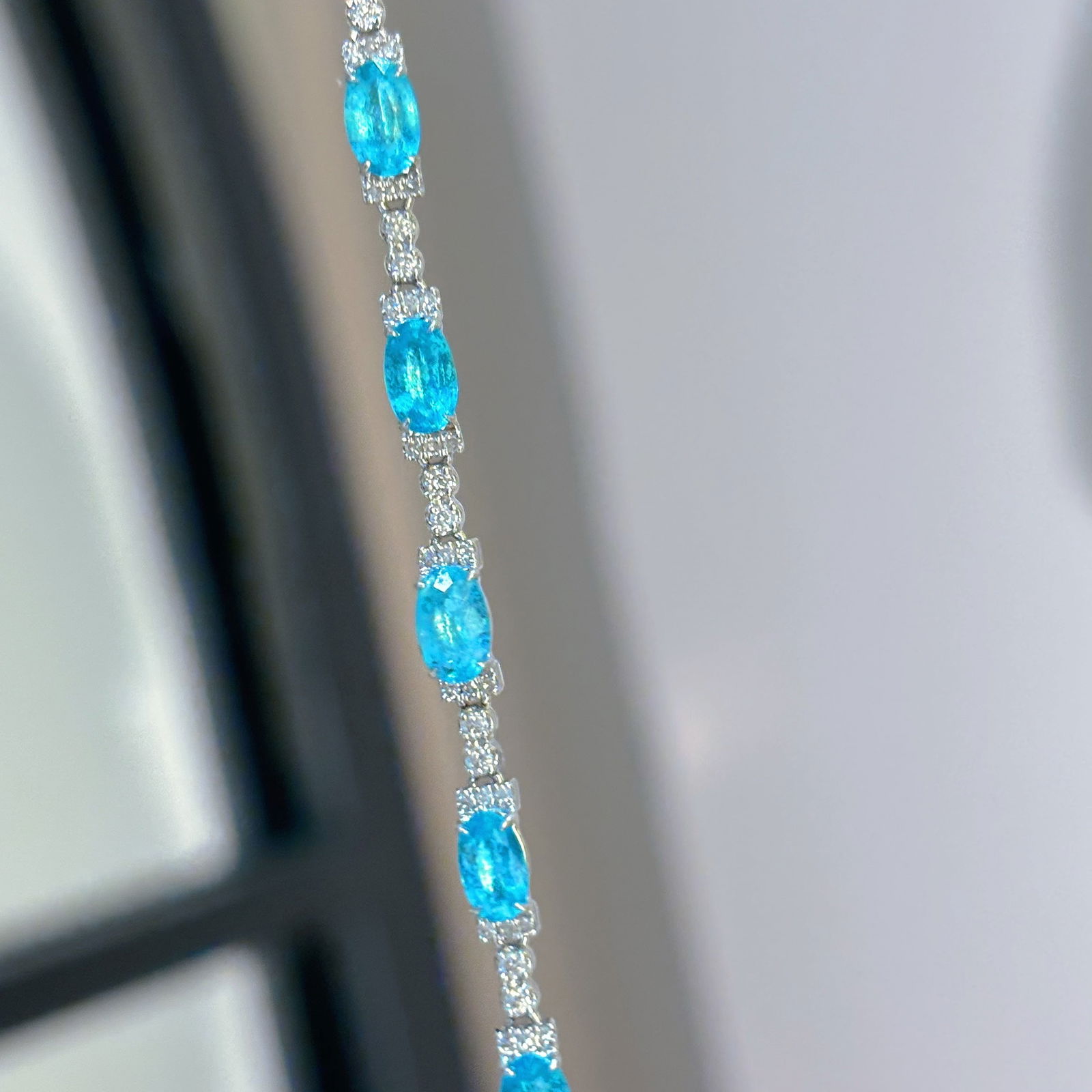 14k Gold 1.5 Ct Natural Paraiba Tourmaline & Diamond Bracelet: Ref:230976164 // gold content:14k gold // main gemstone:paraiba tourmaline // shape:oval // carat weight:1. 5ct // color:blue // treatment:natural // // adjacent gemstone 2 : diamond // shape:round