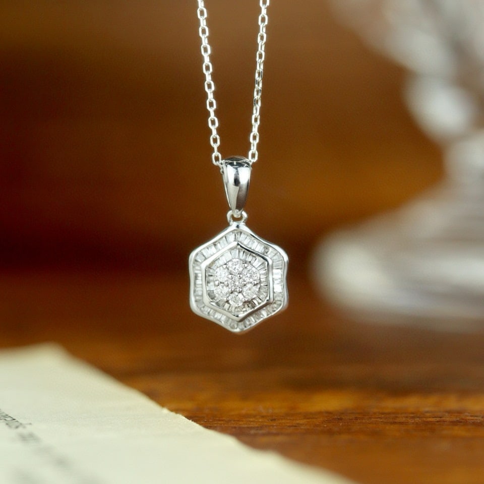 14k Gold 0.35 Ct Natural H Diamond Pendant( Without Chain ): Ref:230976170 // gold content:14k gold // main gemstone:diamond // shape:multiply // carat weight:0. 35ct // clarity grade:vs-si // color:h // treatment:natural // Low Estimate: 1300High Estimate: