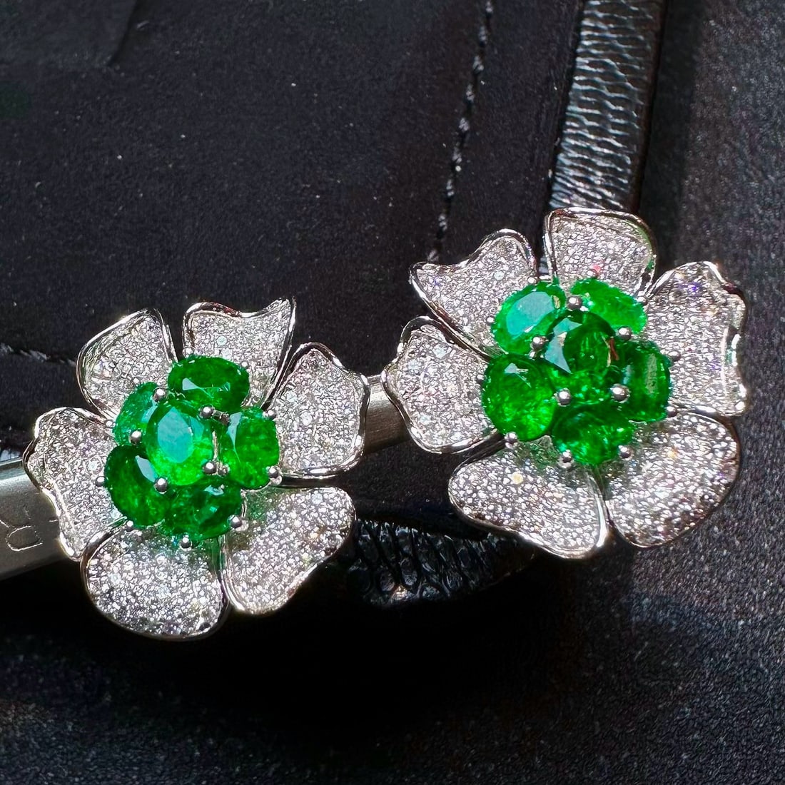 14k Gold 4.66 Ctw Vivid Green Natural Emerald & Diamond & Flowers Earrings: Ref:230976175 // gold content:14k gold // main gemstone:emerald // shape:oval // carat weight:3. 03ct // color:vivid green // treatment:natural // // adjacent gemstone 2 : diamond // shape:round //
