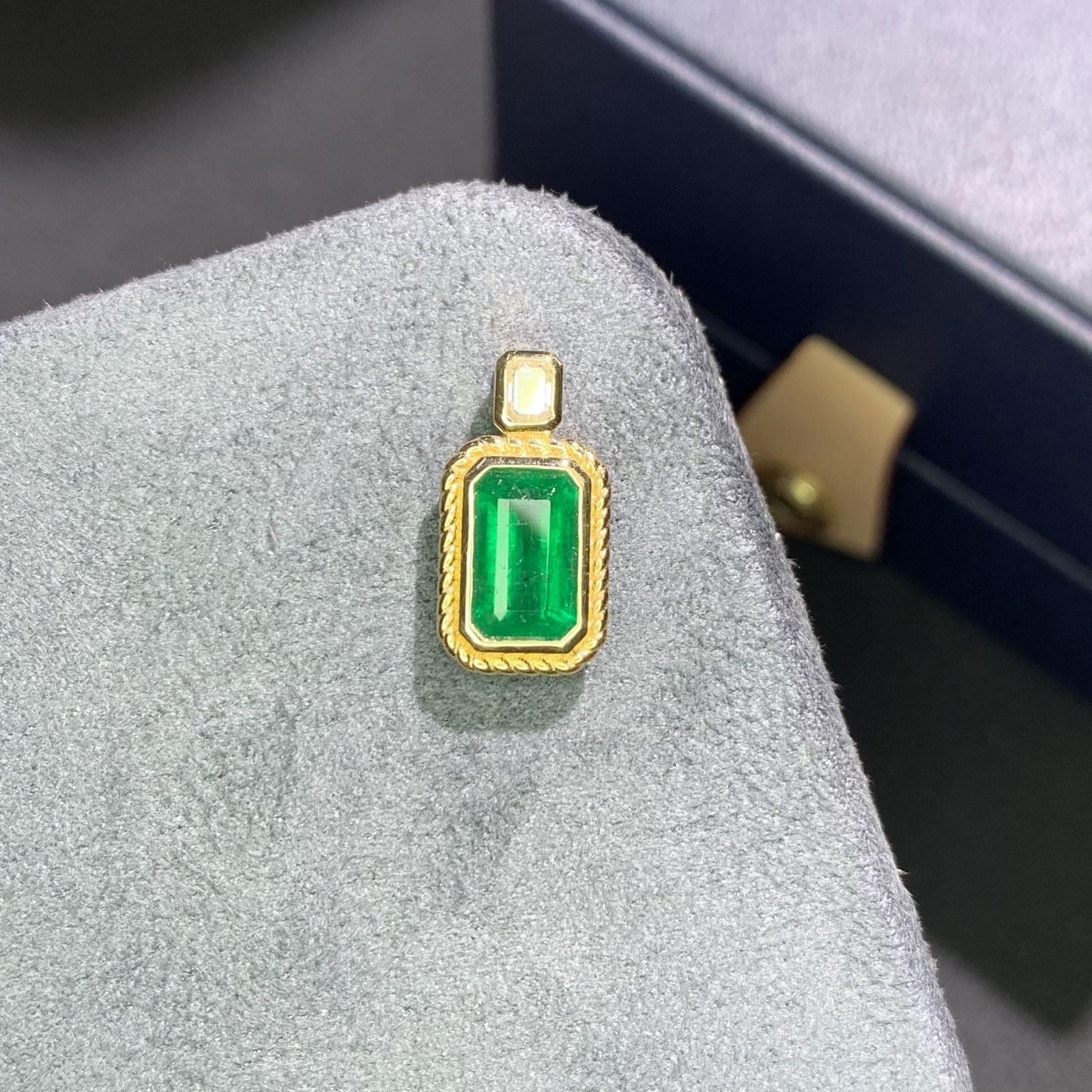 14k Gold 1.75 Ctw Vivid Green Natural Emerald & Diamond Pendant( Without Chain ): Ref:230976194 // gold content:14k gold // main gemstone:emerald // shape:octagonal // carat weight:1. 6ct // color:vivid green // treatment:natural // // adjacent gemstone 2 : diamond //