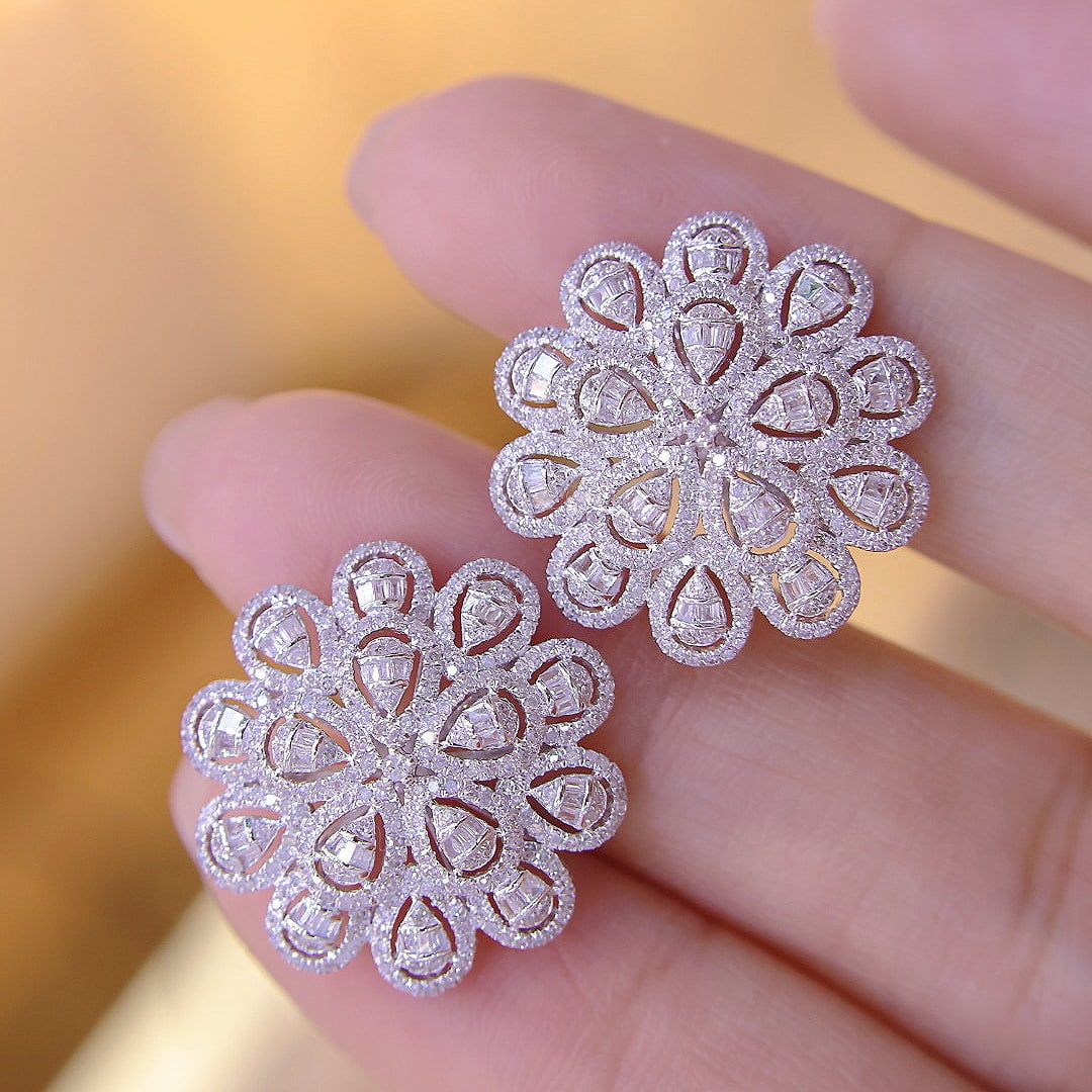 14k Gold 1.7 Ct Natural H Diamond Earrings: Ref:230976201 // gold content:14k gold // main gemstone:diamond // shape:multiply // carat weight:1. 7ct // clarity grade:vs-si // color:h // treatment:natural // Low Estimate: 4800Condition: