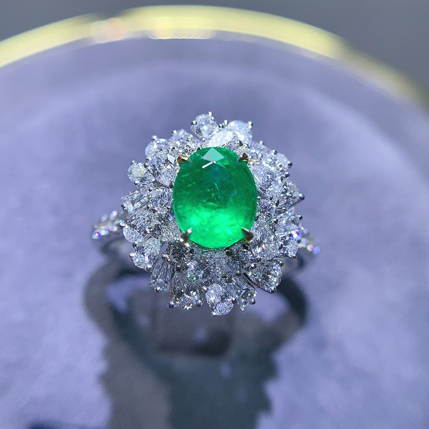 14k Gold 2.56 Ctw Vivid Green Natural Emerald & Diamond Ring: Ref:230976239 // gold content:14k gold // ring size:7. 25us // // main gemstone:emerald // shape:oval // carat weight:1. 1ct // color:vivid green // treatment:natural // // adjacent gemstone 2 :
